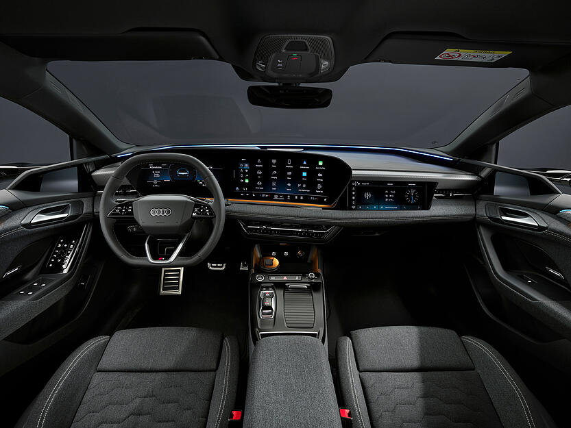 Innen setzt Audi auf ein vollständig digitales Cockpit (11,9 Zoll), das fließend in ein 14,5 Zoll großes Curved Display, also einen gewölbten Bildschirm übergeht und stark dem Fahrer zugeneigt ist.