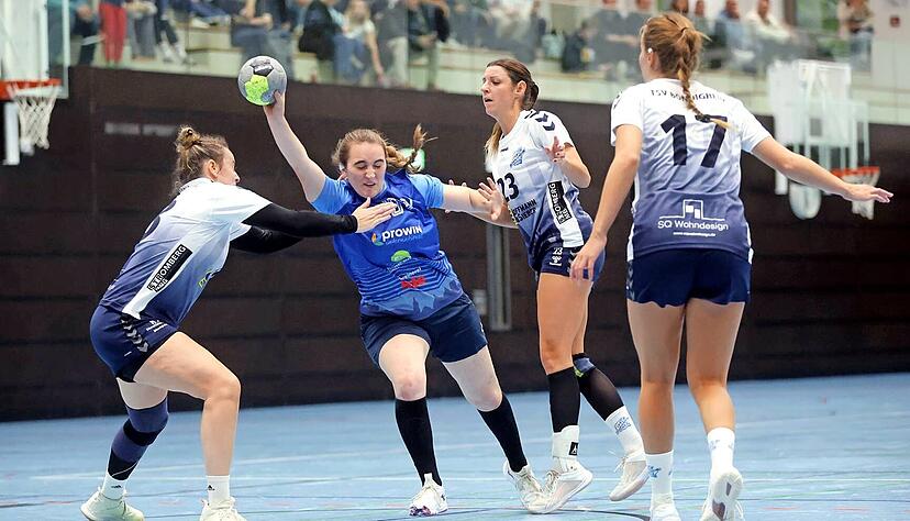 Top-Torj&auml;gerinnen im direkten Duell: Neckarsulms Rebecca Sch&auml;fer (Zweite von links) und B&ouml;nnigheims Katja Kerner (Zweite von rechts) sind mit 114 beziehungsweise 94 Toren die erfolgreichsten Torsch&uuml;tzinnen ihrer jeweiligen Mannschaft.