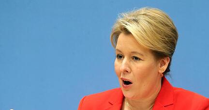 Bundesfamilienministerin Franziska Giffey beantwortet Fragen von Journalisten zum Thema Gewalt in der Familie und Partnerschaft.