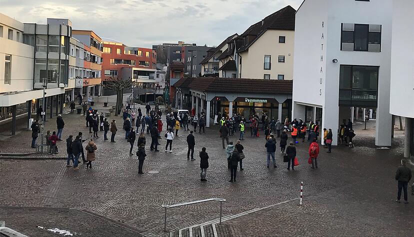 Rund 100 Personen kamen vor dem Rathaus zusammen, um gegen die Corona-Beschränkungen zu demonstrieren. Vor allem die Kleinsten sollten dabei eigentlich im Mittelpunkt stehen.
Foto: Elfi Hofmann