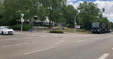 Die viel befahrene Kreuzung am Offenauer Rathaus birgt vor allem für Fußgänger Risiken. Einen Kreisverkehr würde Reiner Koch vom Bauamt vorziehen.