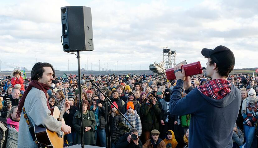 Hat eine klare Meinung zur KI: Christopher Annen (l) von der Band AnnenMayKantereit. (Archivbild)