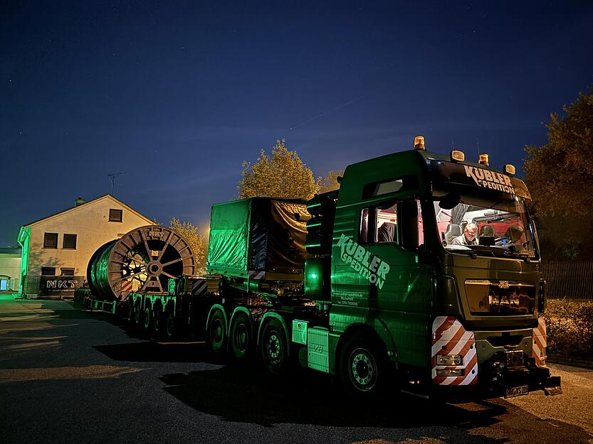 Gigantische Kabeltrommel auf Reisen: 100 Tonnen rollen in der Nacht auf Mittwoch durch die Region Heilbronn und den Hohenlohekreis. Gigantische Kabeltrommel auf Reisen: 100 Tonnen rollen in der Nacht auf Mittwoch durch die Region Heilbronn und den Hohenlohekreis.