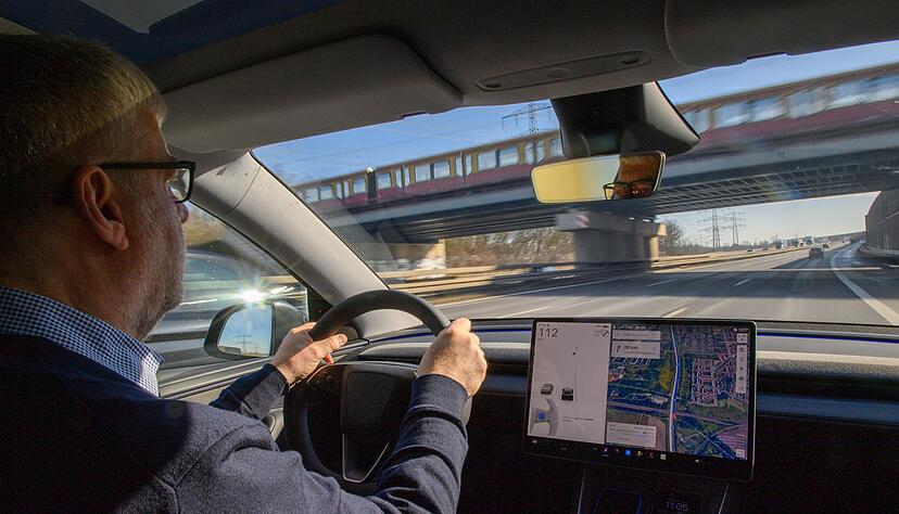 Das neue Model Y «Juniper» hat als Allradmodell mit dem großen Akku eine Alltags-Reichweite von schätzungsweise 400 Kilometer. Das neue Model Y «Juniper» hat als Allradmodell mit dem großen Akku eine Alltags-Reichweite von schätzungsweise 400 Kilometer.