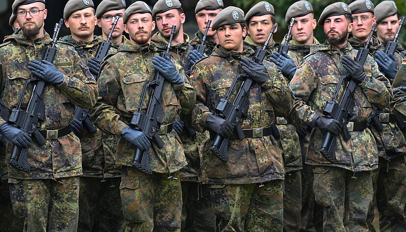 Die Musterung für den Wehrdienst wird verpflichtend. Trotzdem ist das Antreten zum Dienst dann freiwillig. Erst, wenn es zu wenige freiwillige Rekruten gibt, wird per Los entschieden.