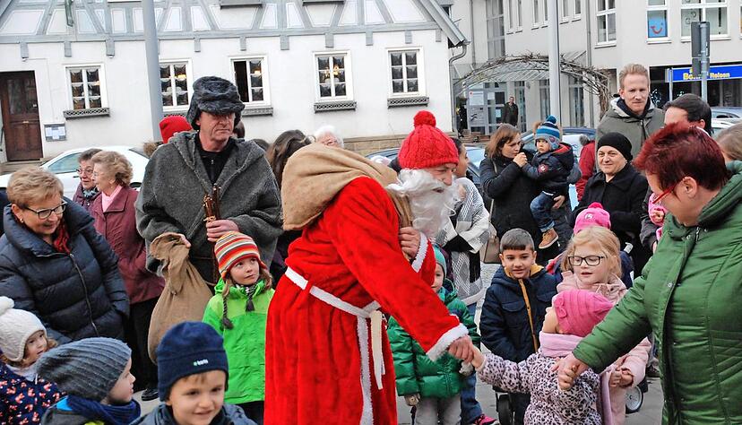 Der Nikolaus und sein Knecht Ruprecht werden von den Kindern auf dem Leingartener Marktplatz dicht umlagert.Foto: Josef Staudinger