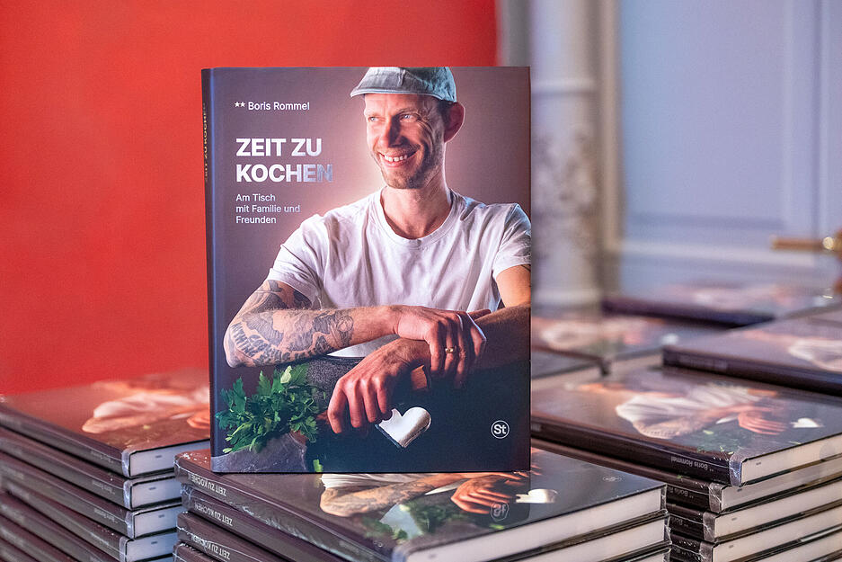 Das neue Kochbuch von Zwei-Sterne-Koch Boris Rommel ist im Verlag der Heilbronner Stimme erschienen. "Zeit zu kochen - Am Tisch mit Familie und Freunden" bietet viele kulinarische Ideen für gesellige Stunden. Das neue Kochbuch von Zwei-Sterne-Koch Boris Rommel ist im Verlag der Heilbronner Stimme erschienen. "Zeit zu kochen - Am Tisch mit Familie und Freunden" bietet viele kulinarische Ideen für gesellige Stunden.