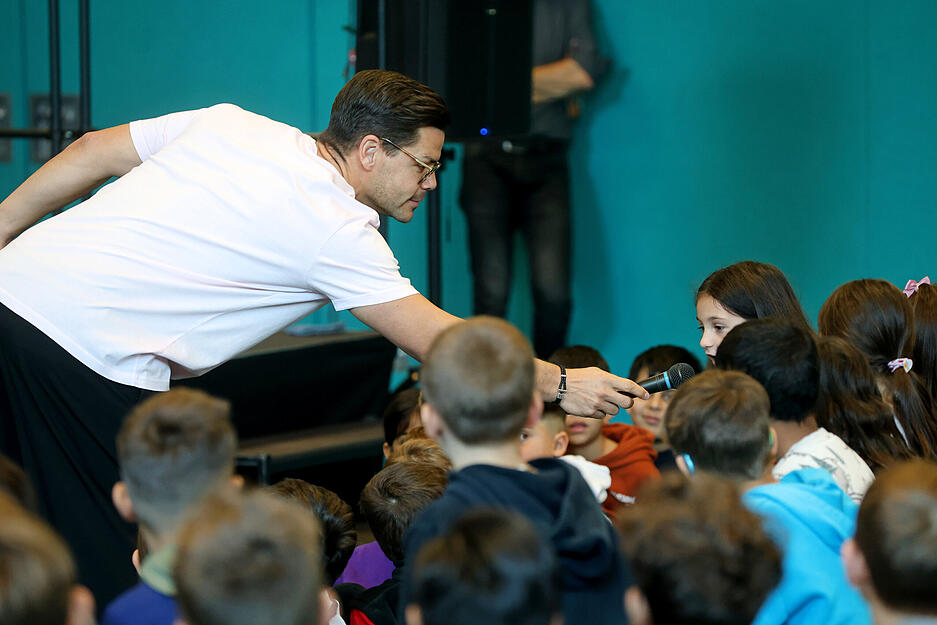 Kinder sollen mit dem Roboter interagieren und ihre Sprachkenntnisse im Dialog verbessern.