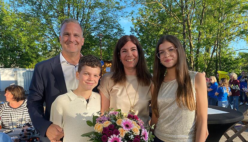 Alter und neuer B&uuml;rgermeister: Uwe Mosthaf mit seiner Frau Marina und den beiden Kindern. Seit 16 Jahren ist der 51-J&auml;hrige Rathauschef in seiner Heimatgemeinde Erlenbach.
Foto: Elfi Hofmann