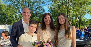 Alter und neuer B&uuml;rgermeister: Uwe Mosthaf mit seiner Frau Marina und den beiden Kindern. Seit 16 Jahren ist der 51-J&auml;hrige Rathauschef in seiner Heimatgemeinde Erlenbach.
Foto: Elfi Hofmann