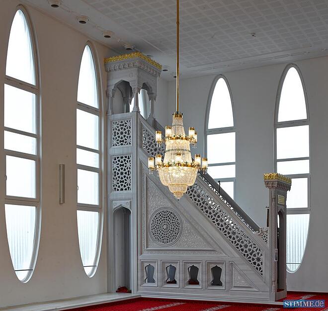 Mit Eleganz und Schlichtheit beeindruckt die Innengestaltung der Neckarsulmer Moschee in der Rötelstraße 2014. Mit Eleganz und Schlichtheit beeindruckt die Innengestaltung der Neckarsulmer Moschee in der Rötelstraße 2014.