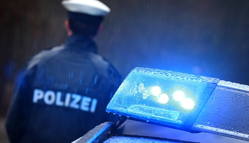 In Renningen griffen vier Fußball-Fans einen einzelnen Polizisten an. In Renningen griffen vier Fußball-Fans einen einzelnen Polizisten an.