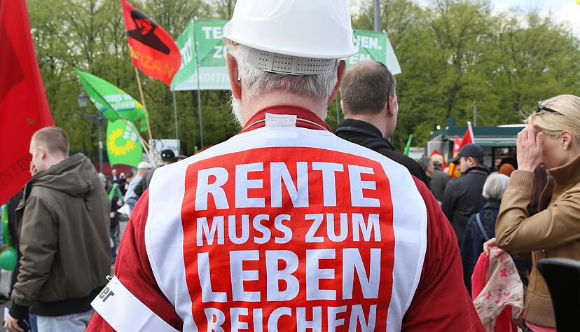 Ein Demonstrant auf einer fr&uuml;heren DGB-Demo. (Archivbild)