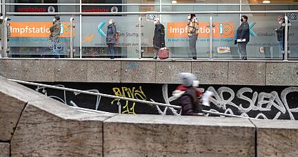 Anstehen für die Impfung, hier am Klinikum Stuttgart: Ein auch zum Jahreswechsel oft zu sehendes Bild.
Foto: dpa Anstehen für die Impfung, hier am Klinikum Stuttgart: Ein auch zum Jahreswechsel oft zu sehendes Bild.
Foto: dpa