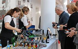 Verteilt: Die Getränke finden auch am Neujahrstag reißenden Absatz. Verteilt: Die Getränke finden auch am Neujahrstag reißenden Absatz.