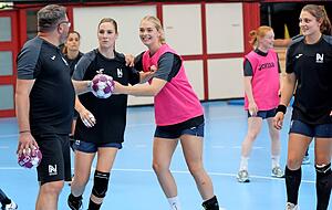 Vorbereitung kann auch Freude machen: Trainer Thomas Zeitz mit (von links) Annefleur Bruggeman, Kim Hinkelmann, Rabea Pollakowski und Arwen Gorb. Vorbereitung kann auch Freude machen: Trainer Thomas Zeitz mit (von links) Annefleur Bruggeman, Kim Hinkelmann, Rabea Pollakowski und Arwen Gorb.