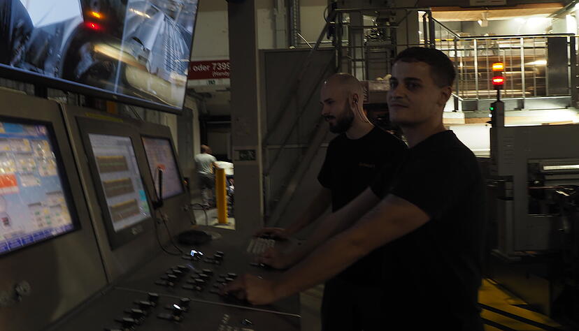 Philipp Artemey (links) und Matthias Herzog (rechts) überwachen in der Nachtschicht die Kalander. Philipp Artemey (links) und Matthias Herzog (rechts) überwachen in der Nachtschicht die Kalander.