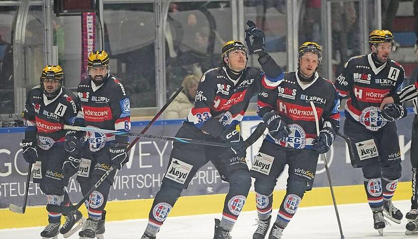 Mit dem Einzug ins Playoff-Halbfinale k&ouml;nnen die Eisb&auml;ren des HEC in die Oberliga aufsteigen &ndash; weil wohl kein anderer Club sein Interesse hinterlegt hat.
