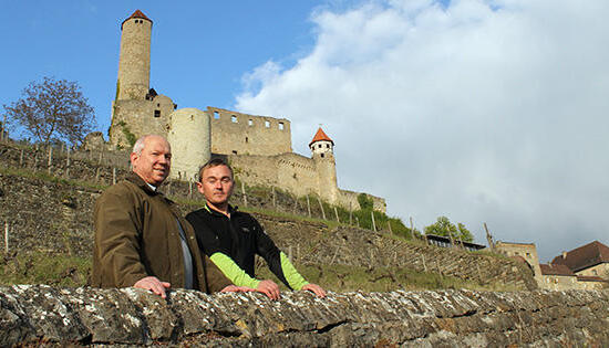 Baron Dajo von Gemmingen-Hornberg (links) und Jungwinzer Martin Ruckdäschl vor der Burg Hornberg in Neckarzimmern. Foto: Kilian Krauth Baron Dajo von Gemmingen-Hornberg (links) und Jungwinzer Martin Ruckdäschl vor der Burg Hornberg in Neckarzimmern. Foto: Kilian Krauth