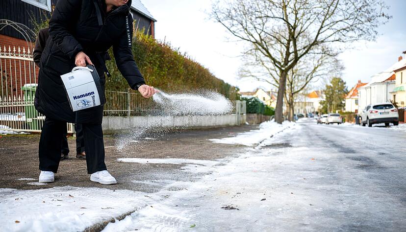 Wenn es glatt ist, hilft nur eins - streuen mit Taumitteln, entweder mit oder ohne Salz.