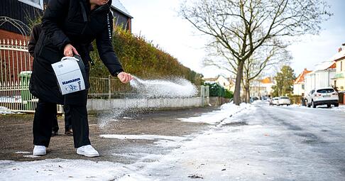 Wenn es glatt ist, hilft nur eins - streuen mit Taumitteln, entweder mit oder ohne Salz.