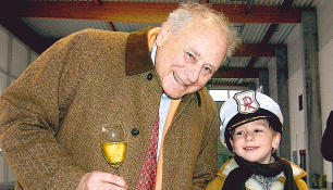 Ob Enkelchen Benedikt (5) auch mal so ein begeisterter Flieger wird? Gestern gratulierte er seinem Opa Reinhold Würth als erster zur 5000. Flugstunde.
Foto: Reichert Ob Enkelchen Benedikt (5) auch mal so ein begeisterter Flieger wird? Gestern gratulierte er seinem Opa Reinhold Würth als erster zur 5000. Flugstunde.
Foto: Reichert
