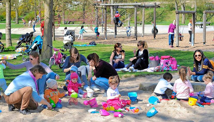 Endlich sch&ouml;nes Wetter. Wie hier im Heilbronner Pf&uuml;hlpark freuen sich die Menschen in Scharen, wieder bei angenehmen Temperaturen drau&szlig;en sein zu k&ouml;nnen . Fotos (2): Dennis Mugler