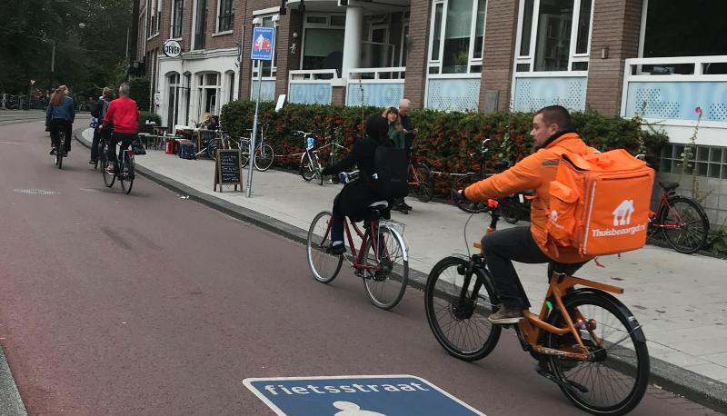 Radfahrer sind auf einer "Fietsstraat" unterwegs, einer Stra&szlig;e f&uuml;r Radfahrer, auf der Autos nur zu Gast sind.