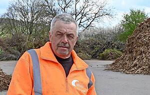 Der Landwirt Klaus Schmidt arbeitet seit 2019 auf dem Grüngutplatz.