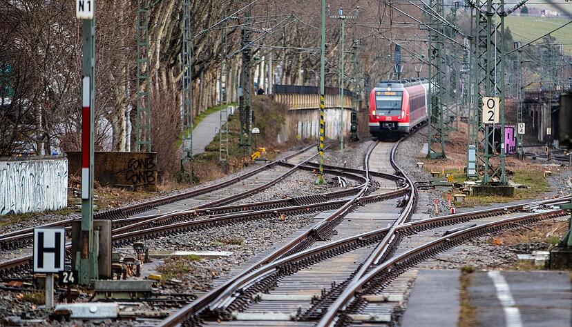 Bauarbeiten der Bahn sorgen f&uuml;r Behinderungen. (Archivbild)