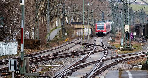 Bauarbeiten der Bahn sorgen f&uuml;r Behinderungen. (Archivbild)