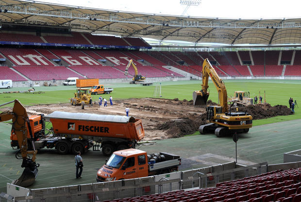 Der größte Teil der 20.000 Kubikmeter Erdreich, die abtransportiert werden müssen, ist schon bald weg. Dann kann der Untergrund für das neue Spielfeld mit Abdeckfolie, Kies, Sand und Rasenheizung neu aufgebaut werden. Der größte Teil der 20.000 Kubikmeter Erdreich, die abtransportiert werden müssen, ist schon bald weg. Dann kann der Untergrund für das neue Spielfeld mit Abdeckfolie, Kies, Sand und Rasenheizung neu aufgebaut werden.