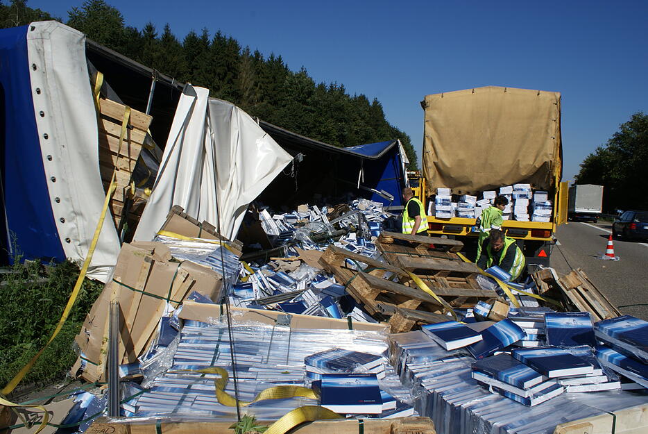 September 2010: Sattelzug stürzt auf A 81 bei Neuenstadt um. Hunderte Fachbücher fallen auf die Fahrbahn. September 2010: Sattelzug stürzt auf A 81 bei Neuenstadt um. Hunderte Fachbücher fallen auf die Fahrbahn.