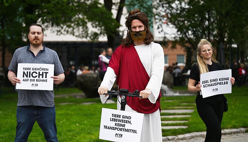 Protest auf einem Elektroroller.