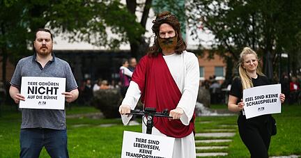 Protest auf einem Elektroroller.