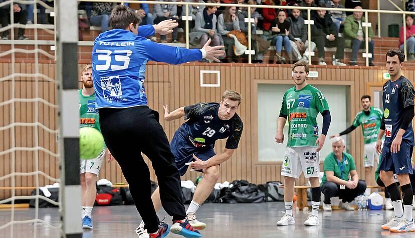 Neckarsulms Yannic Zwirner überwindet in dieser Derby-Szene aus dem Dezember Felix Kerber im Fleiner Tor. Bevor es Ende April zum Rückspiel in der Sandberghalle kommt, wartet auf den Verbandsligisten noch ein Heimspiel in der Ballei. Neckarsulms Yannic Zwirner überwindet in dieser Derby-Szene aus dem Dezember Felix Kerber im Fleiner Tor. Bevor es Ende April zum Rückspiel in der Sandberghalle kommt, wartet auf den Verbandsligisten noch ein Heimspiel in der Ballei.