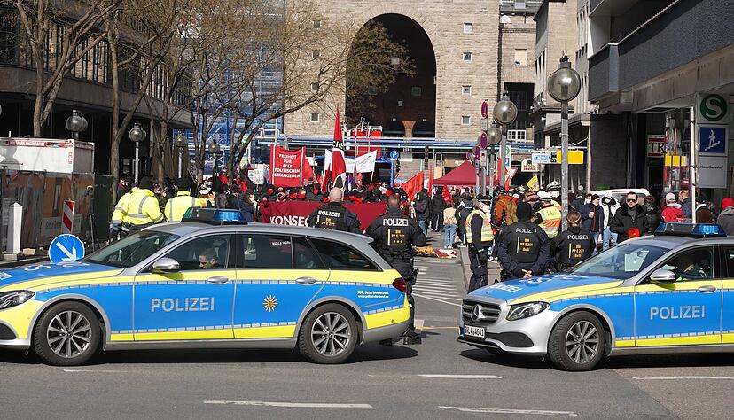 Polizeiwagen stehen vor dem Hauptbahnhof, von wo Teilnehmer einer Demonstration durch Stuttgart ziehen (Symbolbild). Polizeiwagen stehen vor dem Hauptbahnhof, von wo Teilnehmer einer Demonstration durch Stuttgart ziehen (Symbolbild).