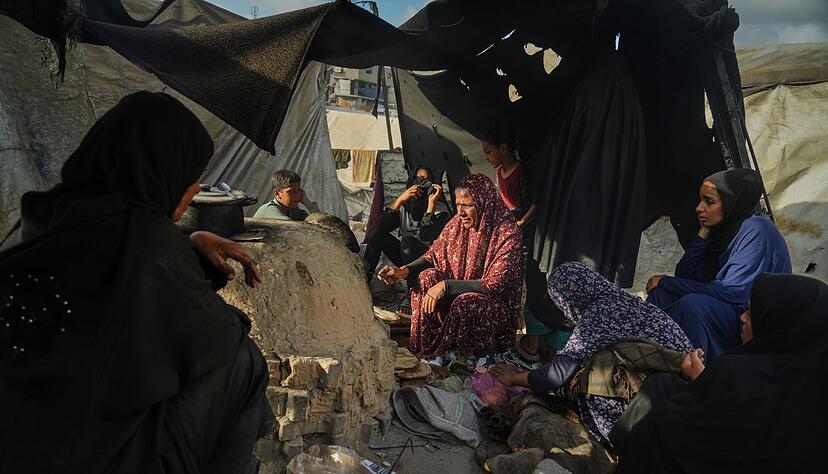 Pal&auml;stinensische Frauen backen Brot in Notunterkunft.