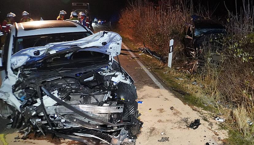 Vier Menschen werden nach dem Unfall in ein Krankenhaus gebracht.