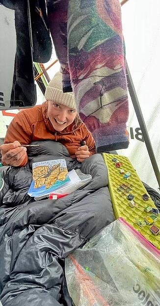 Amelie K&uuml;hne hat neben ihrem Tagebuch auch Wasserfarben mitgeschleppt.