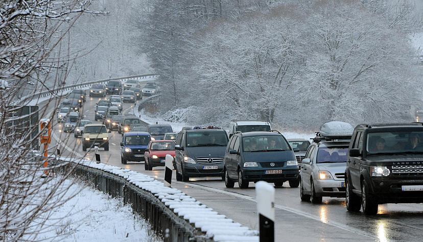 Auf der Autobahn 8 bei Karlsruhe zwischen dem Autobahndreieck Karlsruhe und Pforzheim könnte sich auch in diesem Jahr der Verkehr wieder stauen.