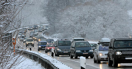 Auf der Autobahn 8 bei Karlsruhe zwischen dem Autobahndreieck Karlsruhe und Pforzheim könnte sich auch in diesem Jahr der Verkehr wieder stauen.