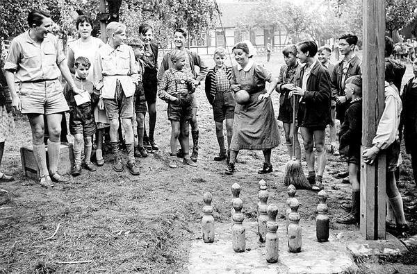 Undatiertes Foto in den 50er Jahren. Mitmachen heißt das oberste Gebot für eine Gaffenbergtante, auch wenn sie eine Schwesterntracht trägt.
