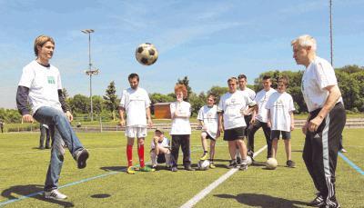 So macht das ein Profi: Martin Lanig (links) vom 1. FC K&ouml;ln bei der Demonstration einer &Uuml;bung mit G&uuml;nther Major. Foto: Andreas Veigel