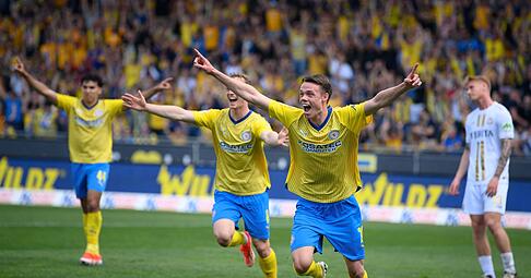 Braunschweigs Thorir Johann Helgason (2.v.r) jubelt nach seinem Tor zum 1:0.
