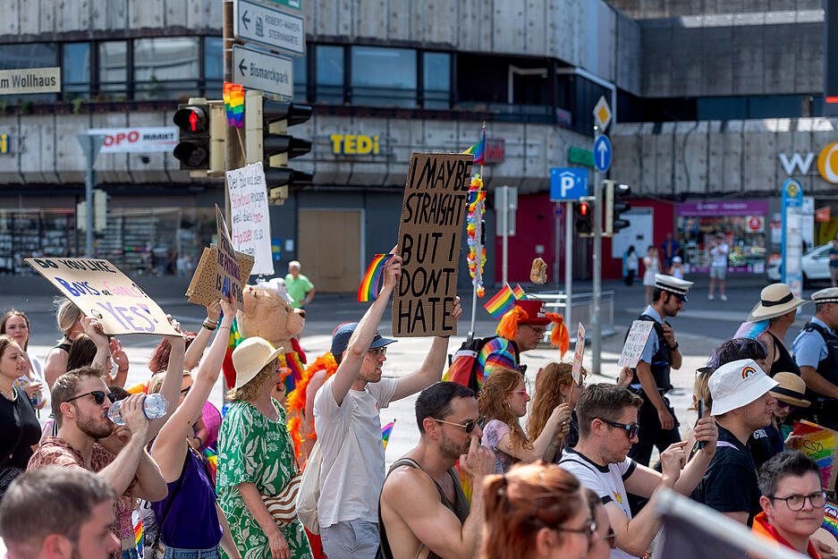 Beim CSD in Heilbronn geht es nicht nur um die Stimmung. Einige Teilnehmer haben auch Schilder mit Botschaften dabei.