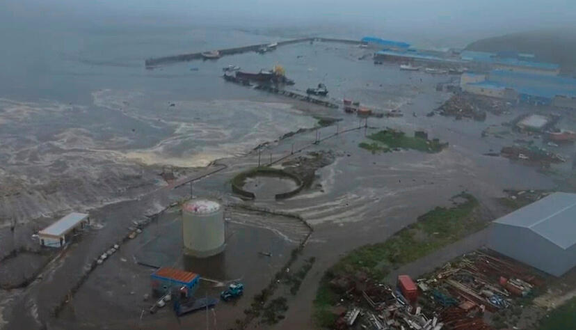Dieses Bild aus einem vom Geophysikalischen Dienst der Russischen Akademie der Wissenschaften veröffentlichten Video zeigt die Folgen eines Tsunamis, der die Küstenregion von Sewero-Kurilsk auf der Insel Paramuschir der Kurilen-Inseln trifft. Dieses Bild aus einem vom Geophysikalischen Dienst der Russischen Akademie der Wissenschaften veröffentlichten Video zeigt die Folgen eines Tsunamis, der die Küstenregion von Sewero-Kurilsk auf der Insel Paramuschir der Kurilen-Inseln trifft.