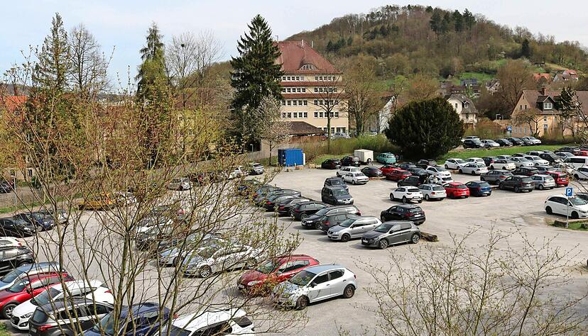 Auf dem heutigen Schotterparkplatz am Künzelsauer Stadteingang soll ein Parkhaus gebaut werden.
Foto: Armin Rößler Auf dem heutigen Schotterparkplatz am Künzelsauer Stadteingang soll ein Parkhaus gebaut werden.
Foto: Armin Rößler