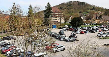 Auf dem heutigen Schotterparkplatz am Künzelsauer Stadteingang soll ein Parkhaus gebaut werden.
Foto: Armin Rößler Auf dem heutigen Schotterparkplatz am Künzelsauer Stadteingang soll ein Parkhaus gebaut werden.
Foto: Armin Rößler