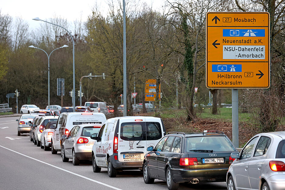 Streik der Gewerkschaften Verdi und EVD. Stau auf der L1095 zwischen Neckarsulm und Plattenwald